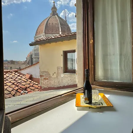 Historic With Duomo View Apartment